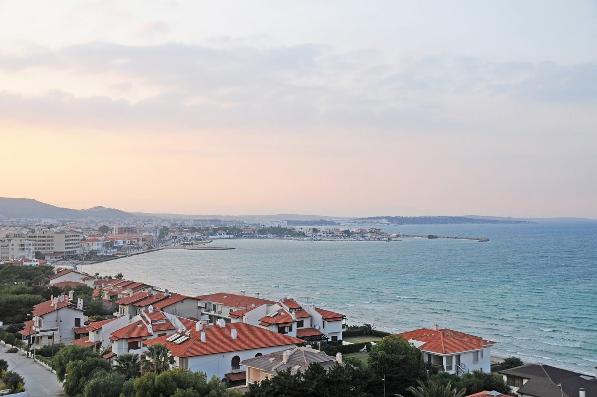 Gün batımında Çeşme kıyı şeridinin ve villaların kuşbakışı görünümü
