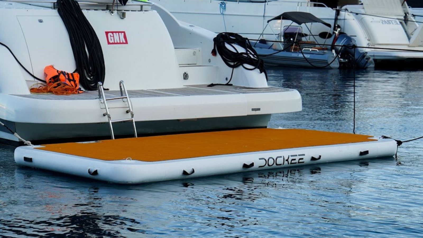 Die passende Größe der schwimmenden Plattform für Ihre Yacht